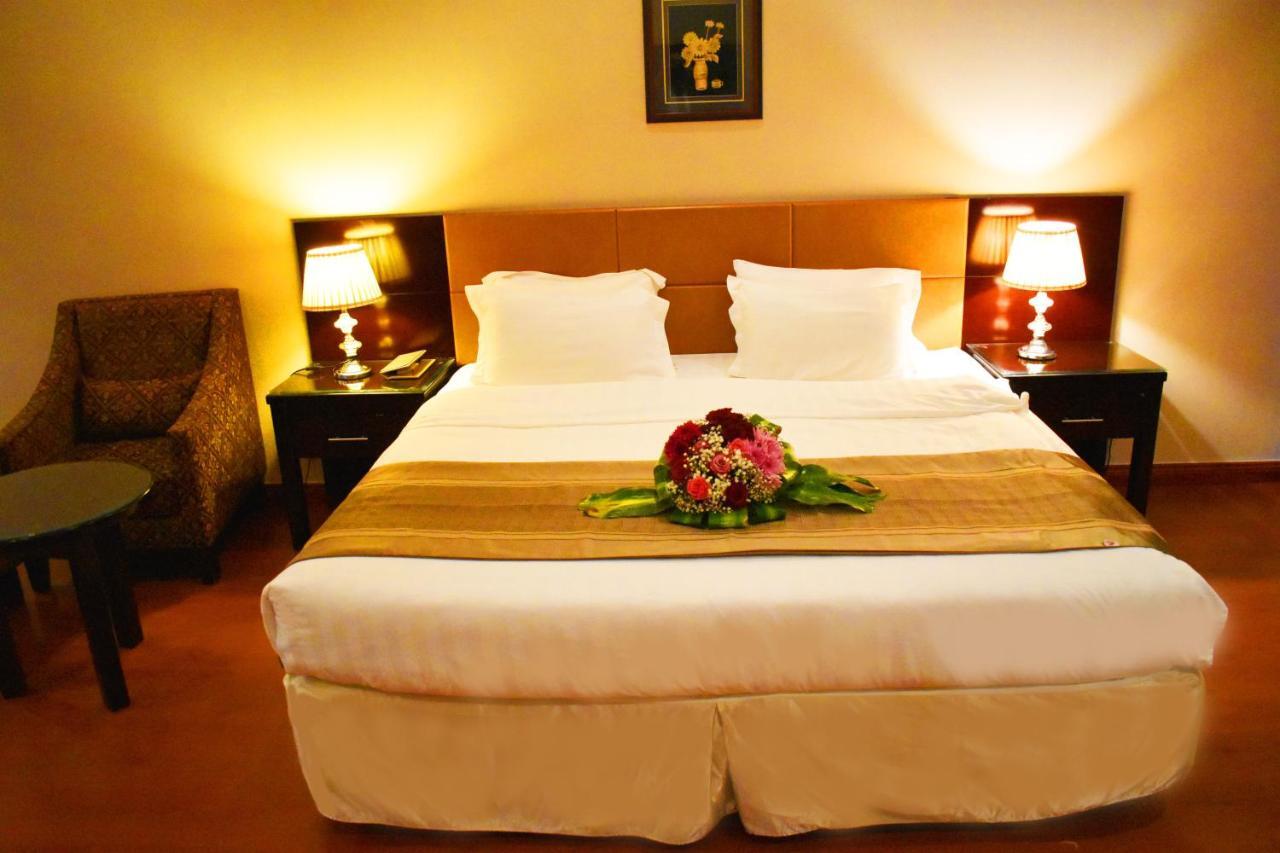 วัน ทู วัน แกรนด์ มาร์เบีย Aparthotel อัลโคห์บาร์ ภายนอก รูปภาพ
